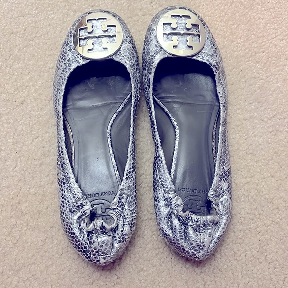 Tory Burch Flats silver python size 9 good condition with unnoticeable cuffs - Picture 1 of 11